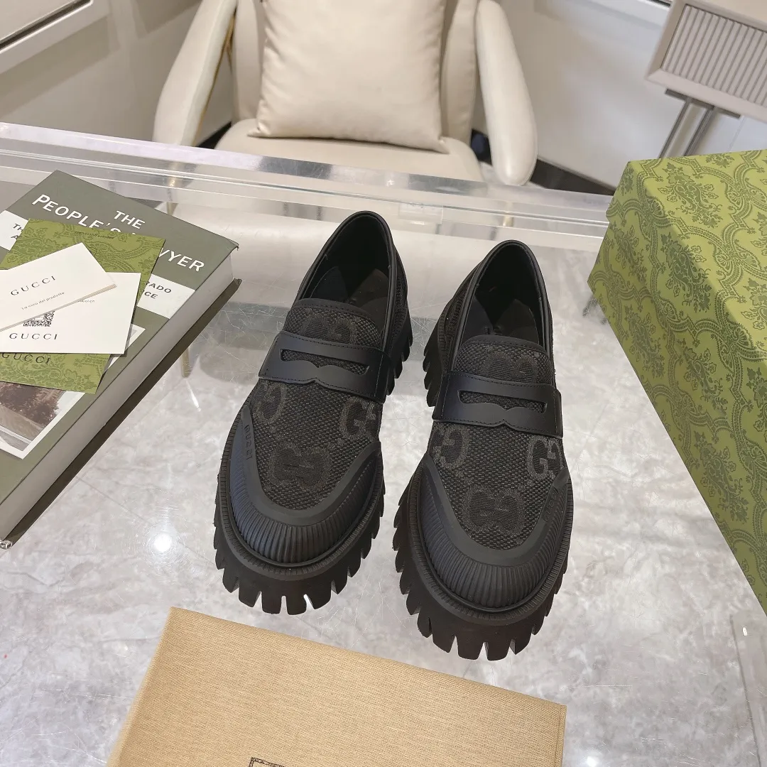 👟👟Ex-factory price 480👟👟 Men's size +10 Gucci's new spring and autumn loafers cleverly use unique design elements to inject fresh vitality into the collection design. Crafted from camel and ebony GG canvas, these stylish unisex loafers feature a new interpretation of the brand's classic monogram pattern for the new season. Camel and ebony GG canvas/imported silk cowhide surface, imported silk cowhide lining Size: Female: 35-42# Male: 39-46#